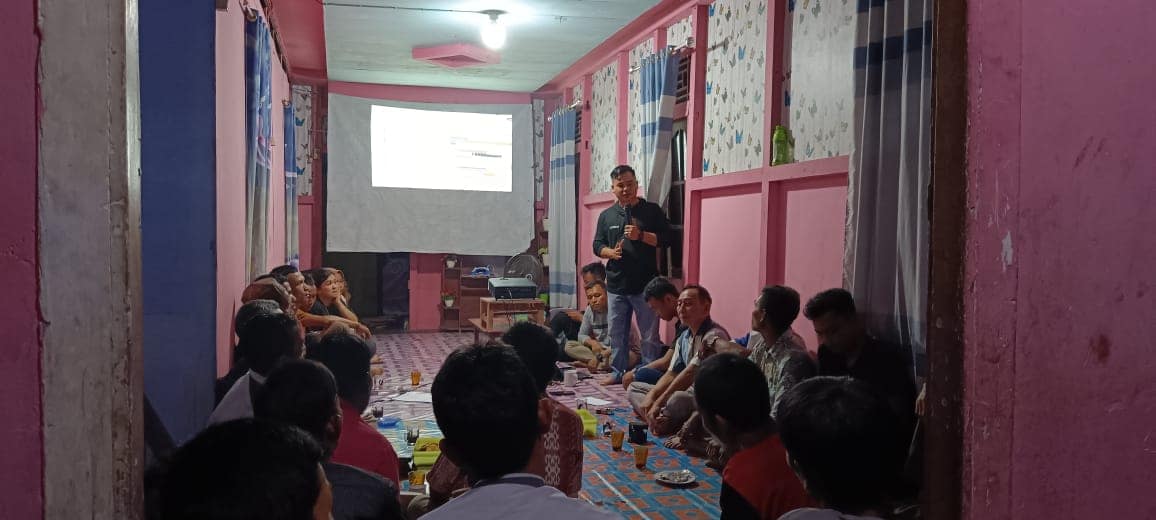 Ketua LPHD menjawab pertanyaan warga tentang Agroforestry