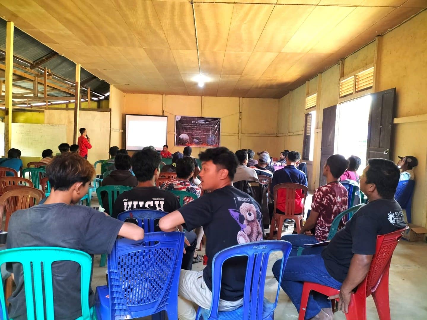 Teks foto: Pelatihan pencegahan dan pengendalian Karhutla program Paham di Balai Pertemuan Desa Nusa Kenyikap kecamatan Belimbing kabupaten Melawi, Kalimantan Barat, Sabtu, 29 Juli 2023. Dokumen foto: Muhammad Zulkifli Can Ago/SUAR