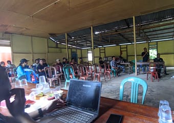 Penyampaian Laporan Tahunan LPHD Nusa Kenyikap ke Pemerintah Desa Nusa Kenyikap di Balai Betemu, Nusa Kenyikap (23/11). @SUAR/ Sahaja.